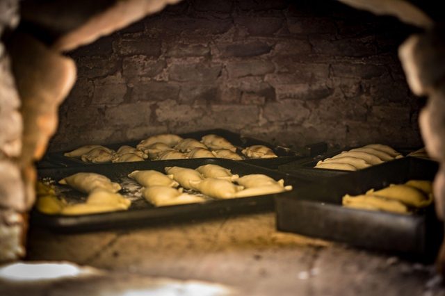 Empanadas dentro de un horno de barro